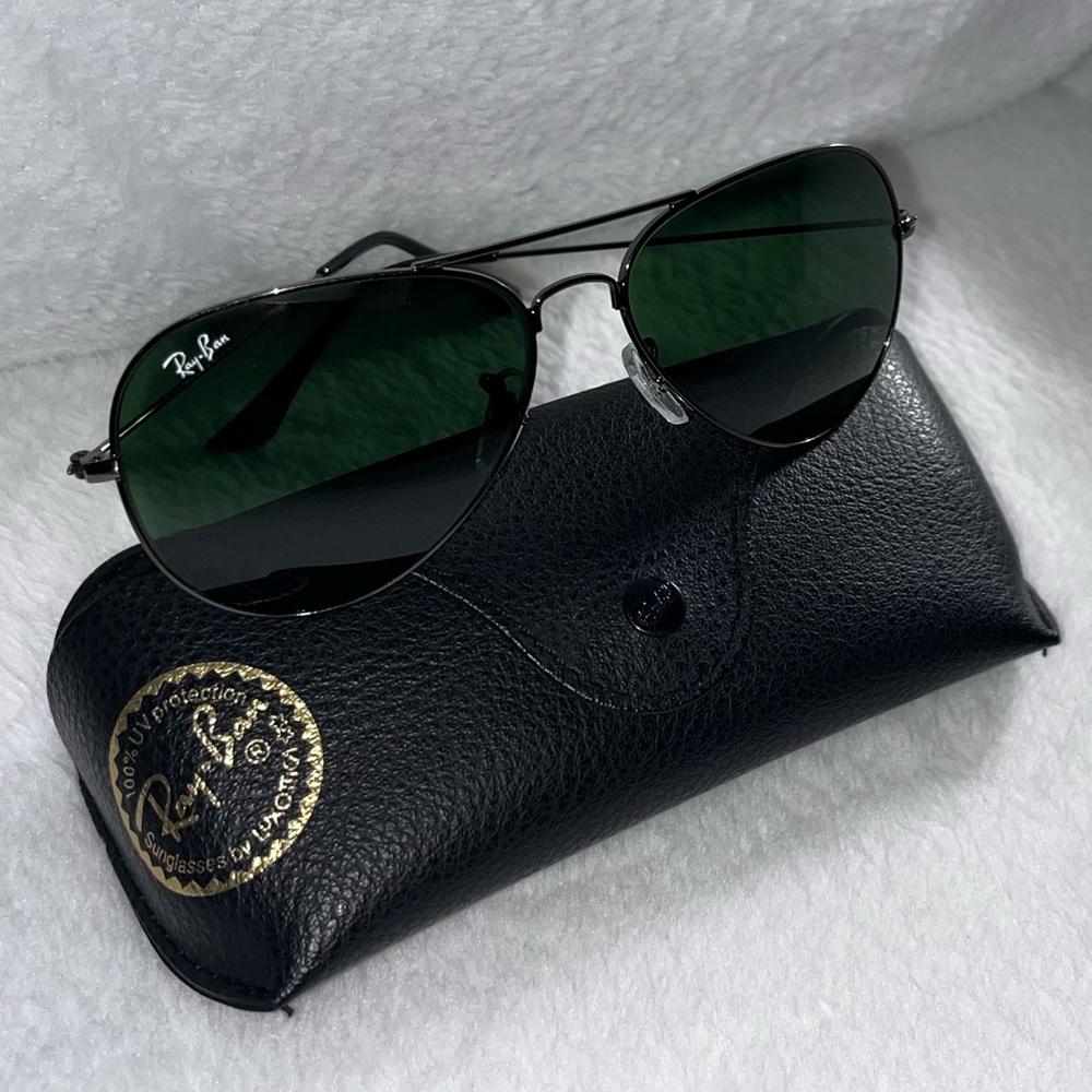 MENS RAYBANS AVIATOR CLASSICS.